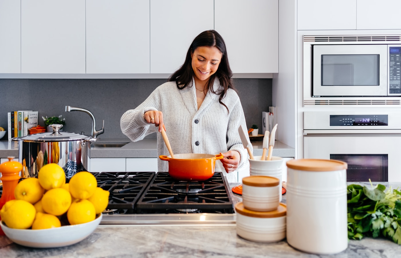 Cuisine sur mesure avec îlot central et meubles en chêne par Bouvier Menuiserie