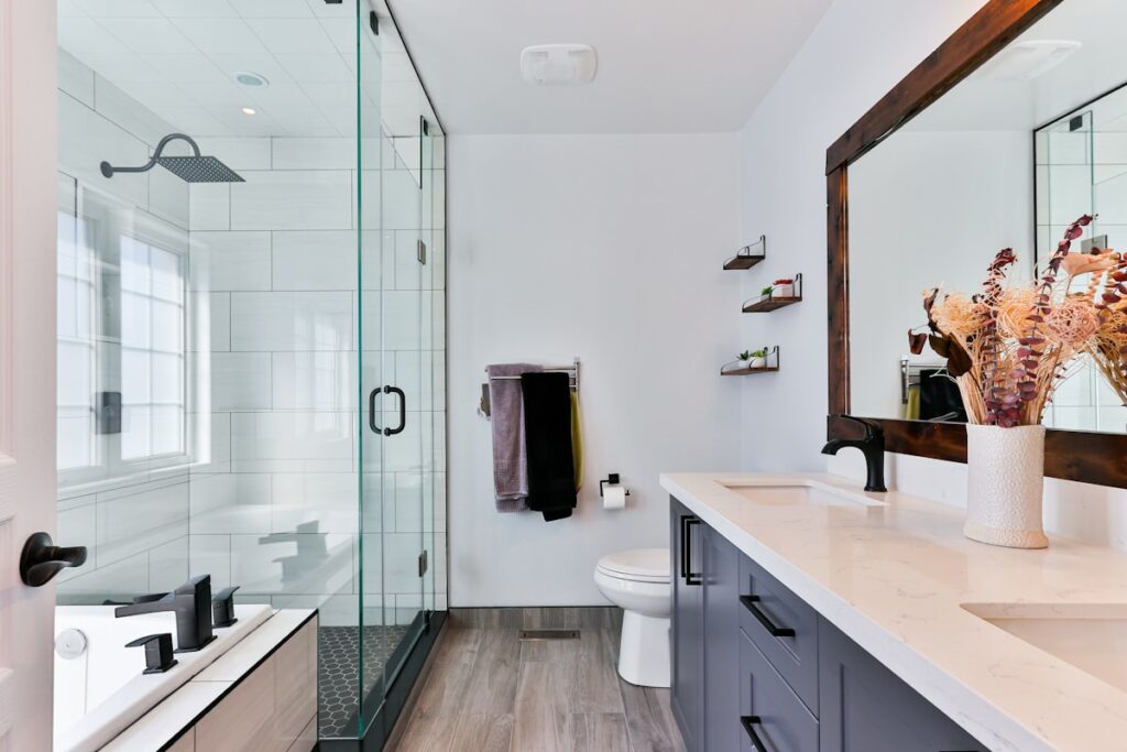 Solutions de meuble d’entrée avec vestiaire, banquette et patères