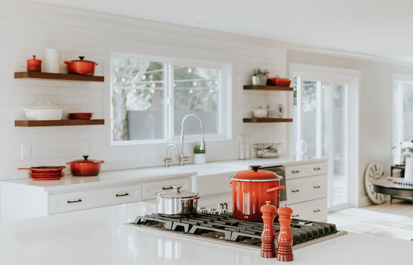 Bois noble, chêne massif et finitions durables pour cuisine sur mesure